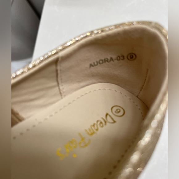 Size 6 girls Dream Pairs sparkle shoes - Picture 4 of 4